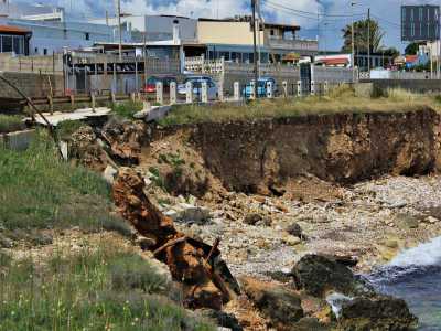 ...portando con s� guard rail, marciapiede e una buona porzione di manto stradale